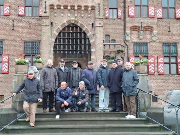 Een groep deelnemers op de trap voor de ingang van Kasteel de Haar.