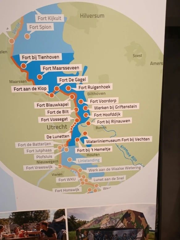 Een informatiebord met een kaart van de forten rond Utrecht, van Fort Kijkuit tot Fort Honswijk.